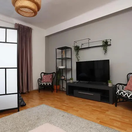 Апартаменти 3 Bdrm In Center