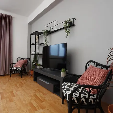 Апартаменти 3 Bdrm In Center *