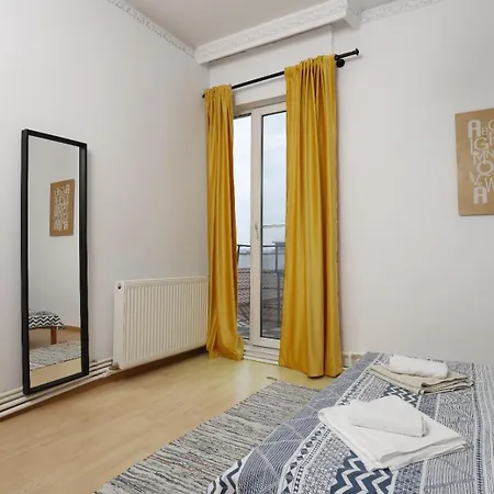 3 Bdrm In Center Апартаменти