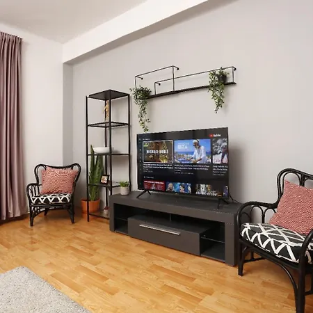 Апартаменти 3 Bdrm In Center