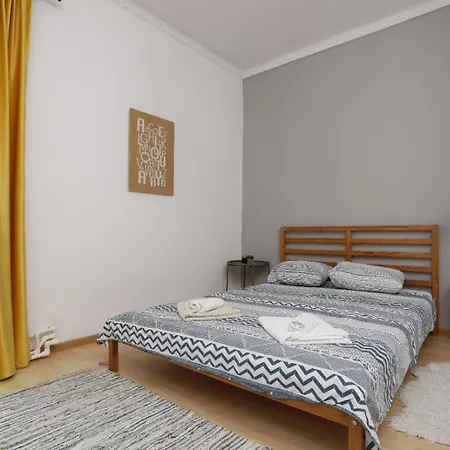 Апартаменти 3 Bdrm In Center Бухарест