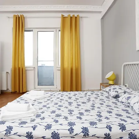 Апартаменти 3 Bdrm In Center Бухарест